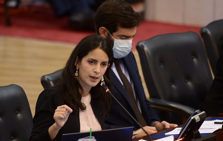 claudia-ortiz-coarta-libertad-de-prensa-de-periodista-durante-conferencia-en-la-asamblea-legislativa